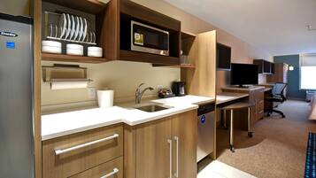 Full-size fridge, microwave, dishwasher, toaster