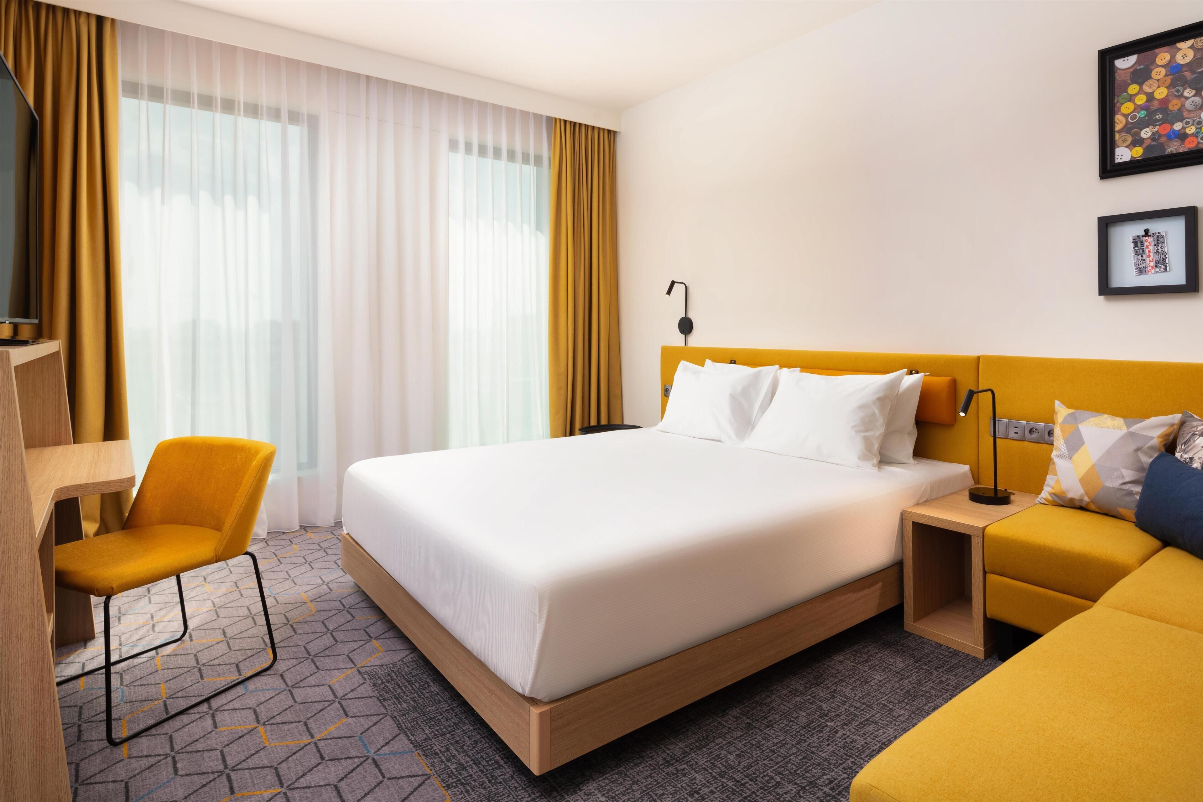 Room, 1 King Bed, City View | Minibar, in-room safe, soundproofing, iron/ironing board