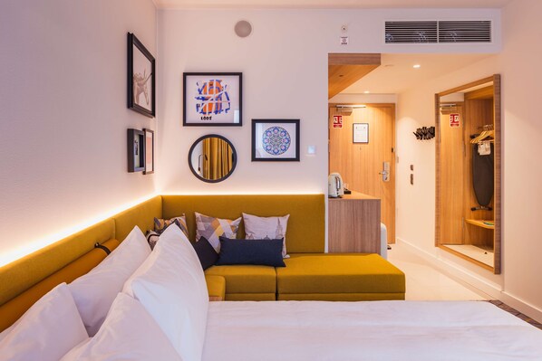 55-inch LED TV with cable channels, TV - Hampton by Hilton Lodz City Center (Lodz)