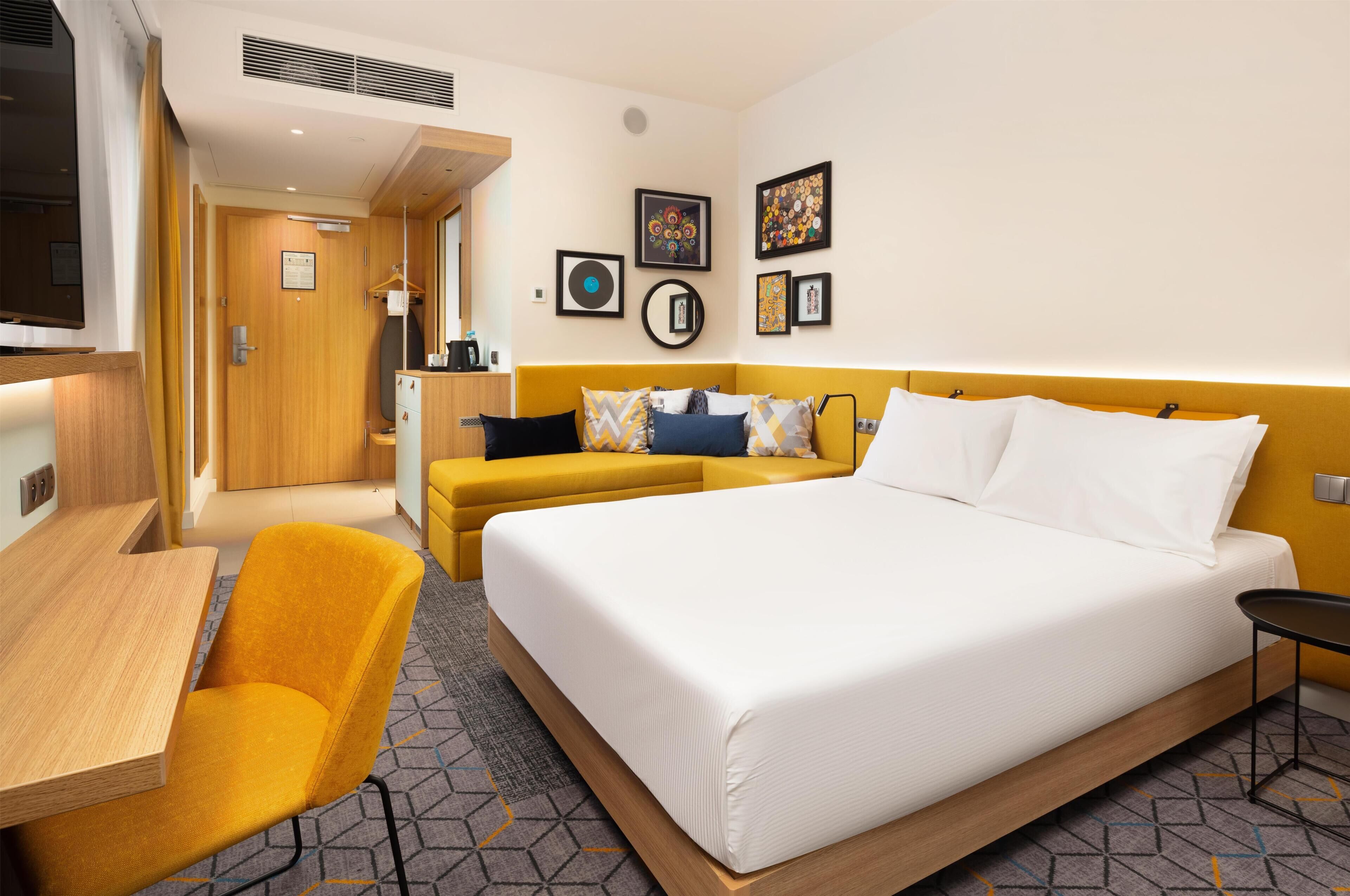 Room, 1 Queen Bed with Sofa bed | Minibar, in-room safe, soundproofing, iron/ironing board