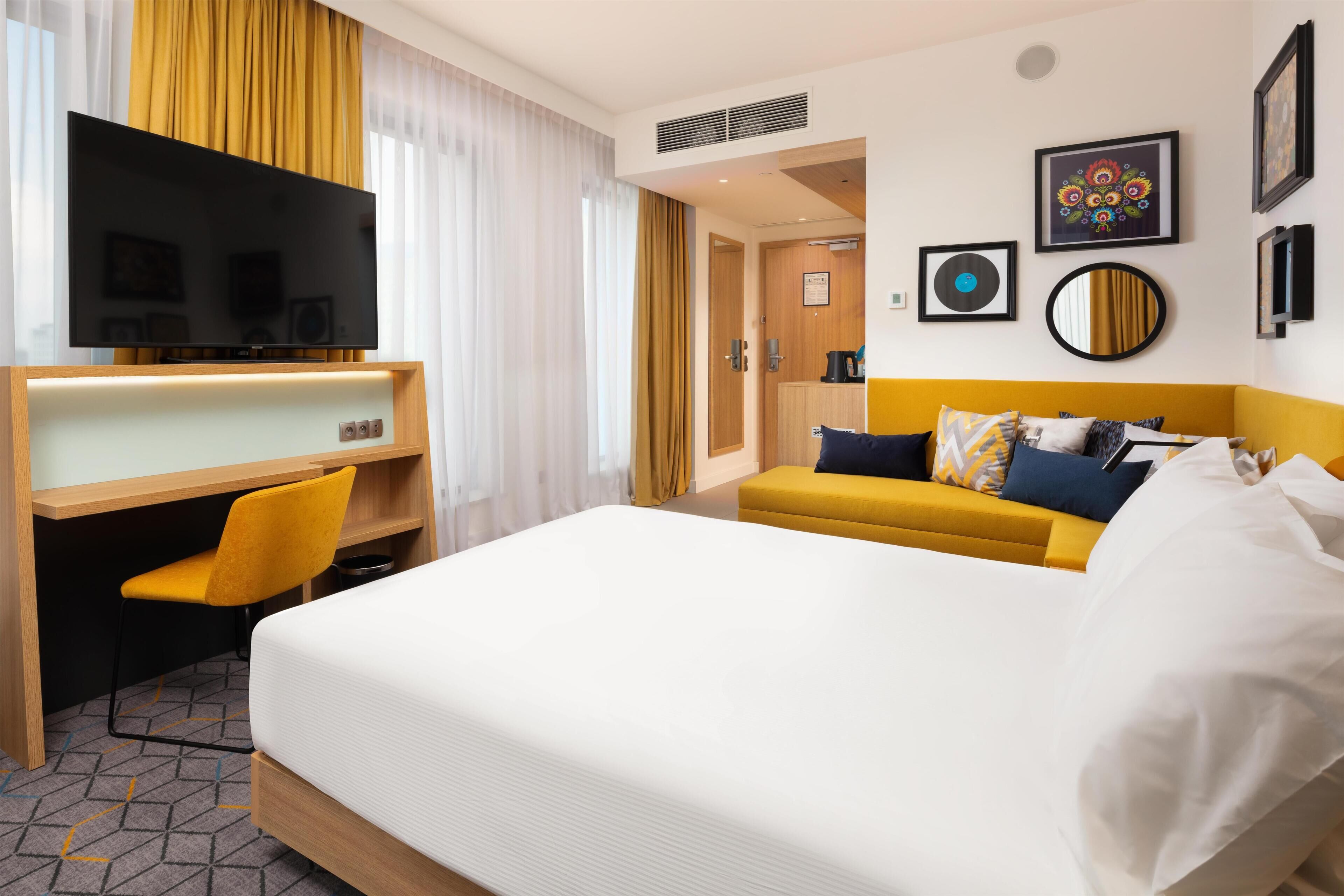 Room, 1 Queen Bed with Sofa bed | Minibar, in-room safe, soundproofing, iron/ironing board