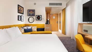 Rom, 1 kingsize-seng, byutsikt | Minibar, safe på rommet, lydisolert og strykejern/-brett