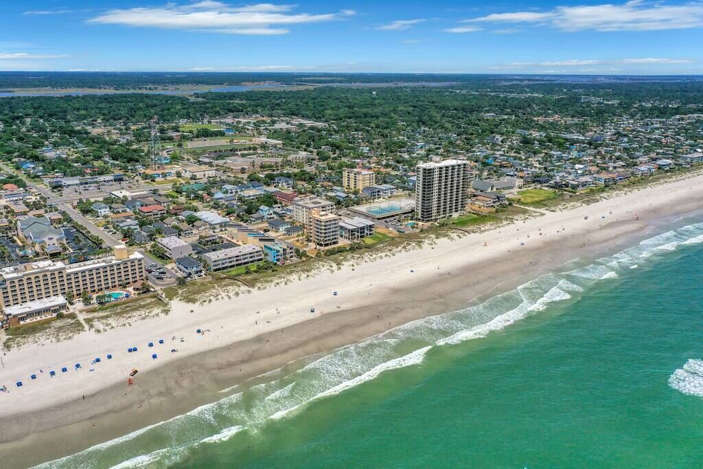 Rannalla, aurinkotuoleja, rantapyyhkeitä