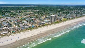 Rannalla, aurinkotuoleja, rantapyyhkeitä