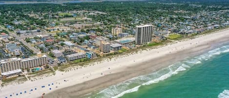 Accommodatie ligt op het strand, ligstoelen, strandlakens