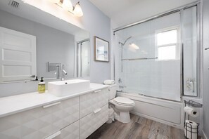 مجففات شعر، مناشف، ورق حمّام