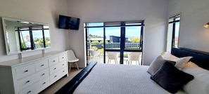 5 bedrooms, in-room safe, desk, iron/ironing board