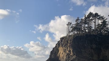 Pantai di sekitar dan pasir putih