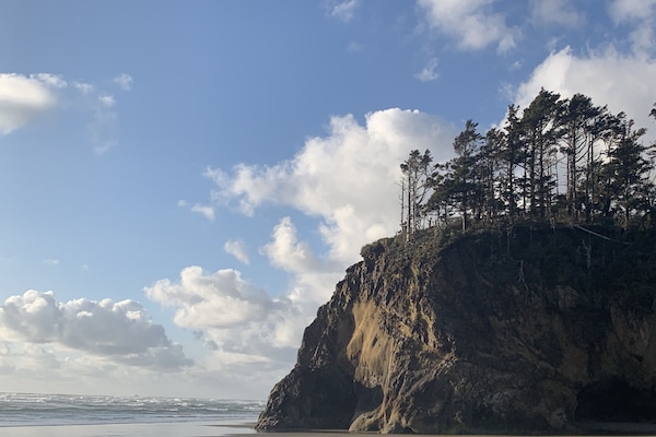 Pantai di sekitar dan pasir putih