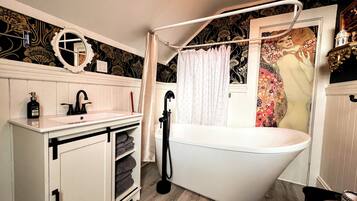Deluxe Room | Bathroom