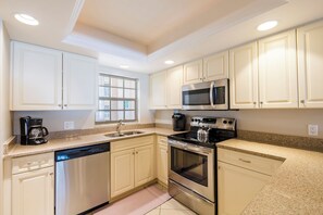 Cafetera y tetera, refrigerador, microondas y horno 