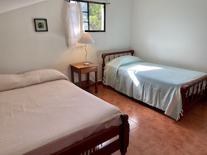1 habitación, tabla de planchar con plancha, wifi gratis y ropa de cama