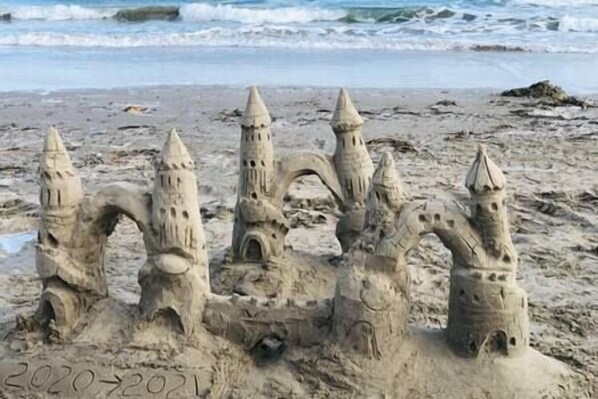 Sun-loungers, beach towels - Miss B'Haven Beach Cottage in Port Aransas (Port Aransas)