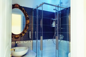 Dusj, hårføner, bidé og håndklær