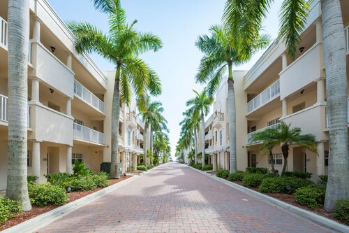 Unit 125- 2 Bedroom 2 Bathroom Gulf Side Club Corner Condominium