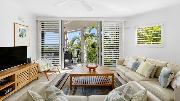 TV - Penthouse - Unit 5 - 76 Upper Hastings Street (Noosa Heads)