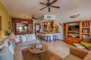 Smart TV, DVD player - Spacious Third-Floor Beachfront Condo with Pool (Akumal)