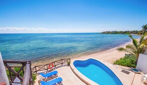 Pool - Newly Updated Beachfront Condo with Terrace, Pool & Daily Service (Akumal)