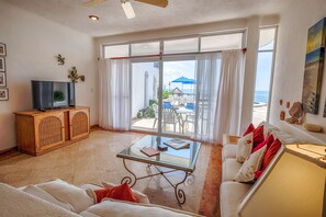 Smart TV, DVD player - Ground-Floor Beachfront Condo with Pool, Patio & Concierge (Akumal)