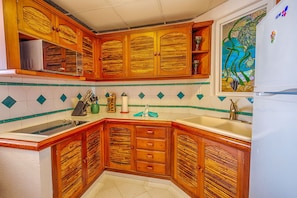 Réfrigérateur, micro-ondes, plaque de cuisson, cafetiÚre/bouilloire