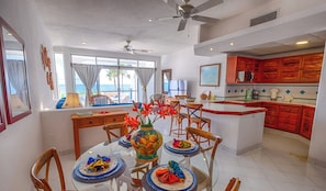 Dining - Ground-Floor Beachfront Condo with Pool & Daily Service (Akumal)