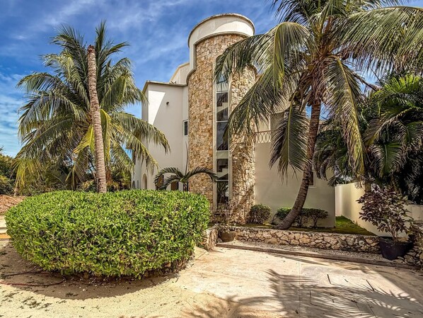 Exterior - 4 BR w/ Pool in Punta Sur (Isla Mujeres)