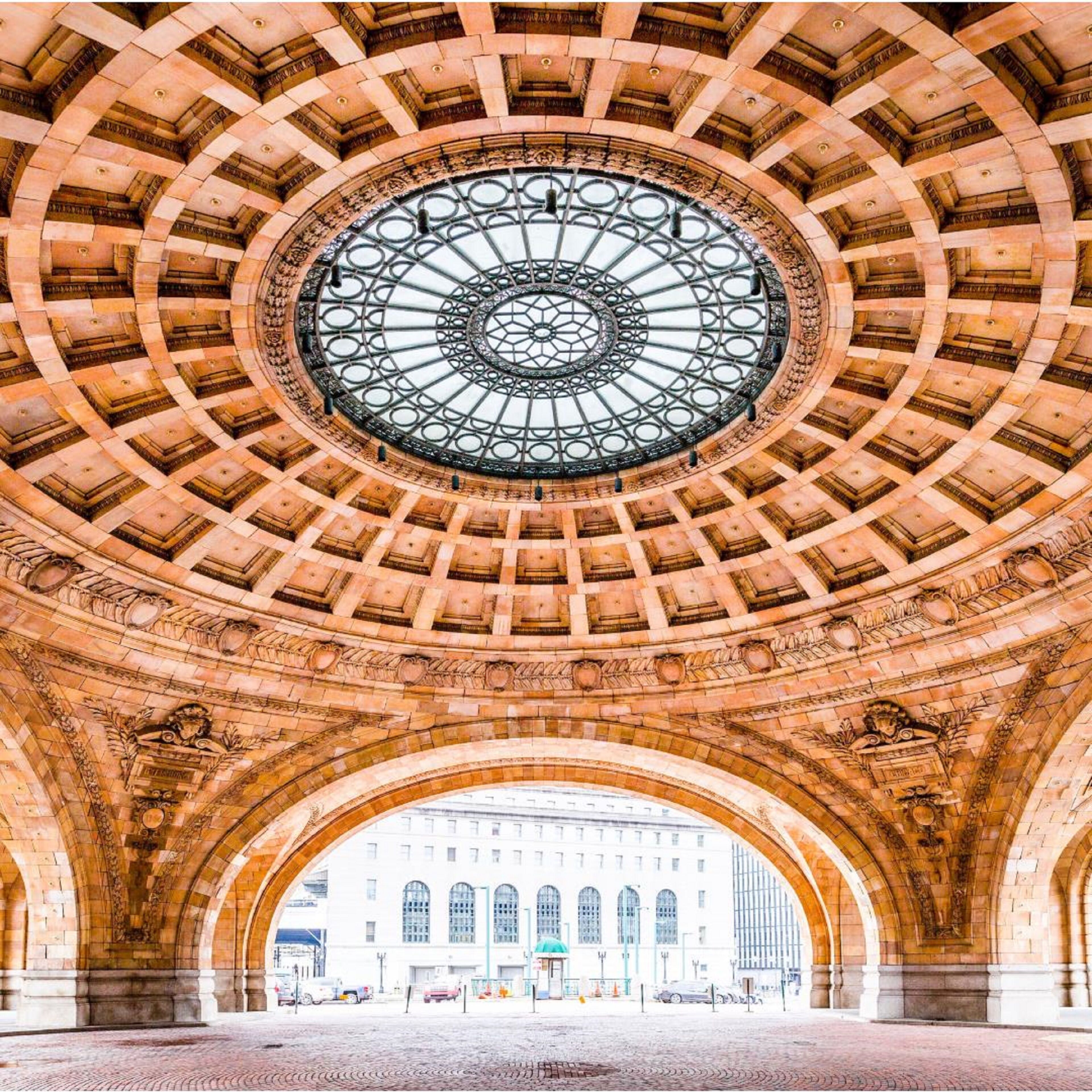 Un imposant édifice d’architecture remarquable, doté d’une grande rosace et de voûtes en arc.
