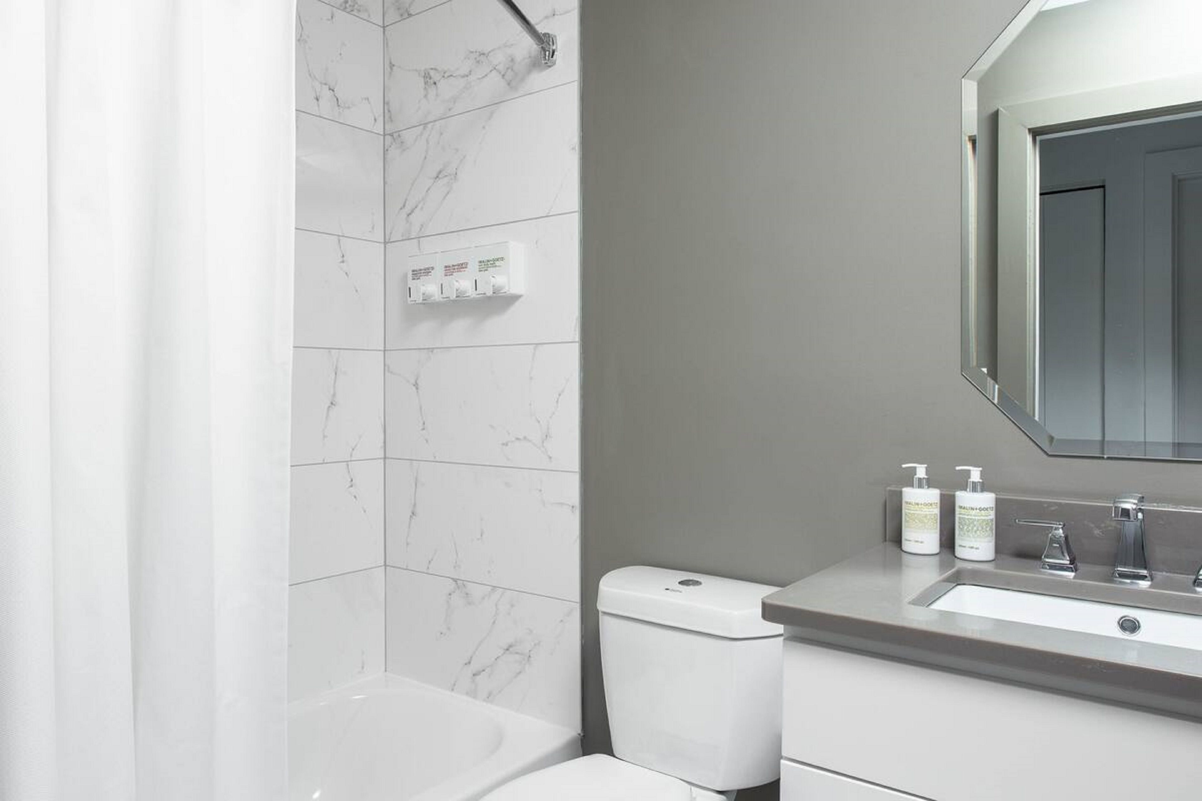 Badewanne, kostenlose Toilettenartikel, Haartrockner, Handtücher