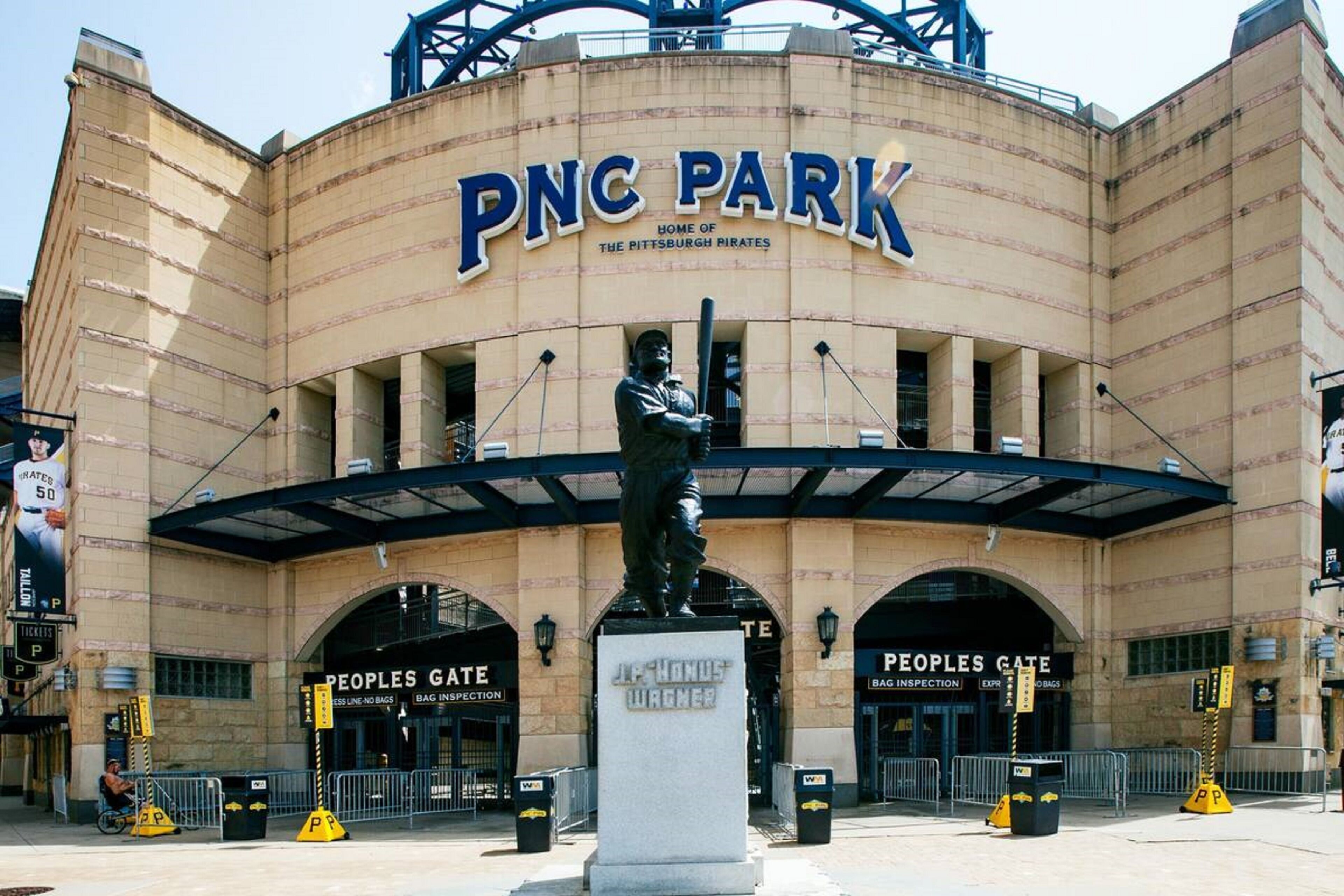 Le stade PNC Park, avec une statue d’un joueur de baseball, les entrées de la « Peoples Gate » et une pancarte indiquant : « Le domicile des Pittsburgh Pirates ».