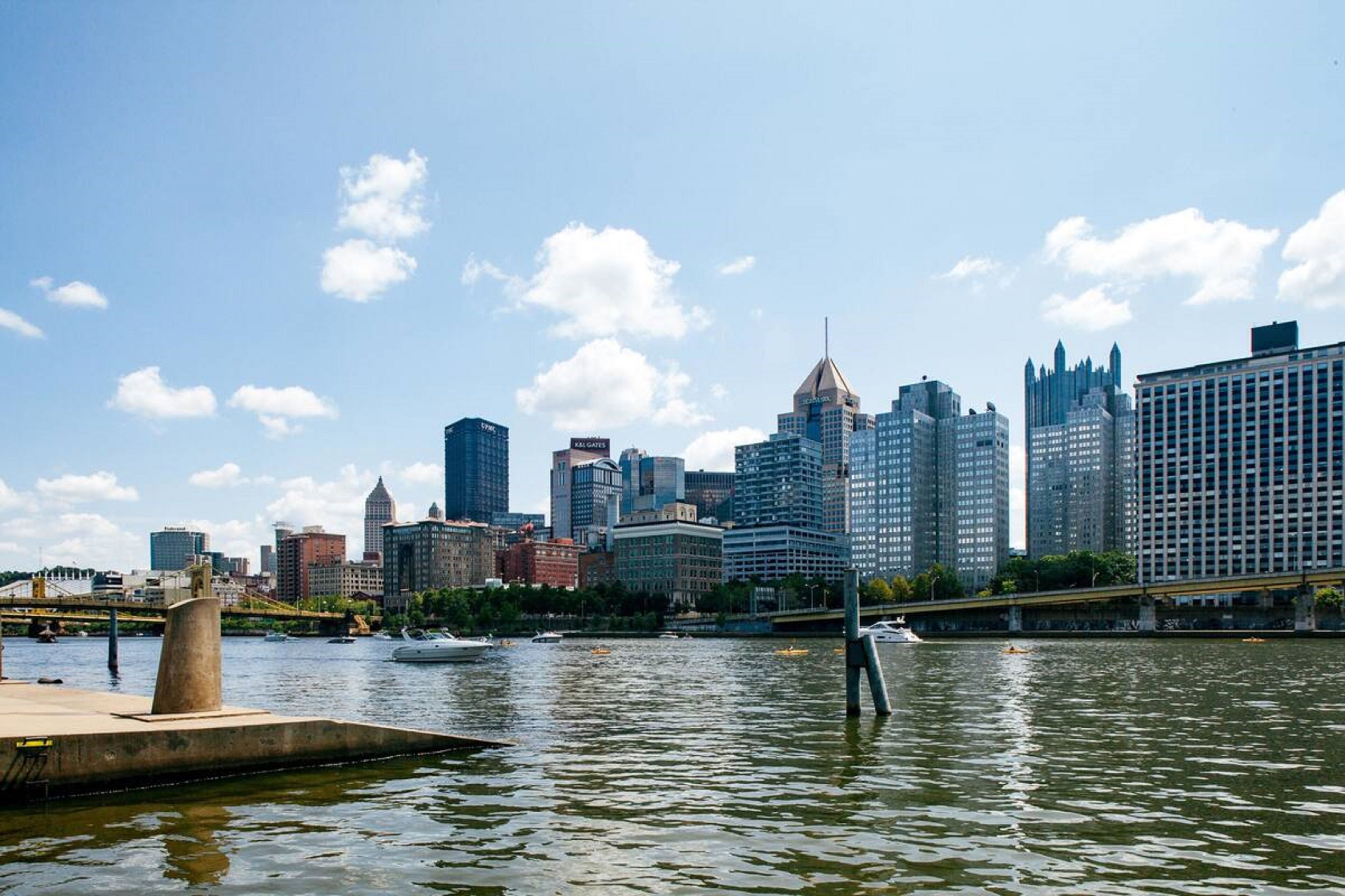 Un horizonte urbano con edificios modernos y un río al frente.