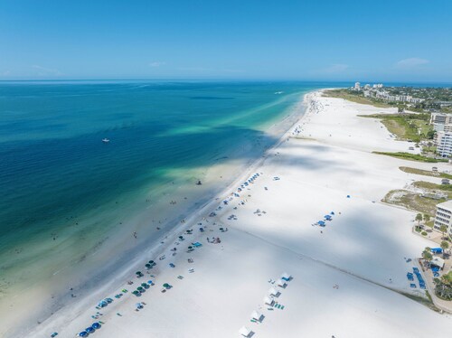 Sol Mate-Palm Bay Club on Siesta Key, Extra-Large condo with private beach, sleeps 6