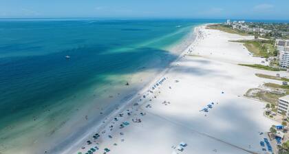 Sol Mate-Palm Bay Club on Siesta Key, Extra-Large condo with private beach, sleeps 6