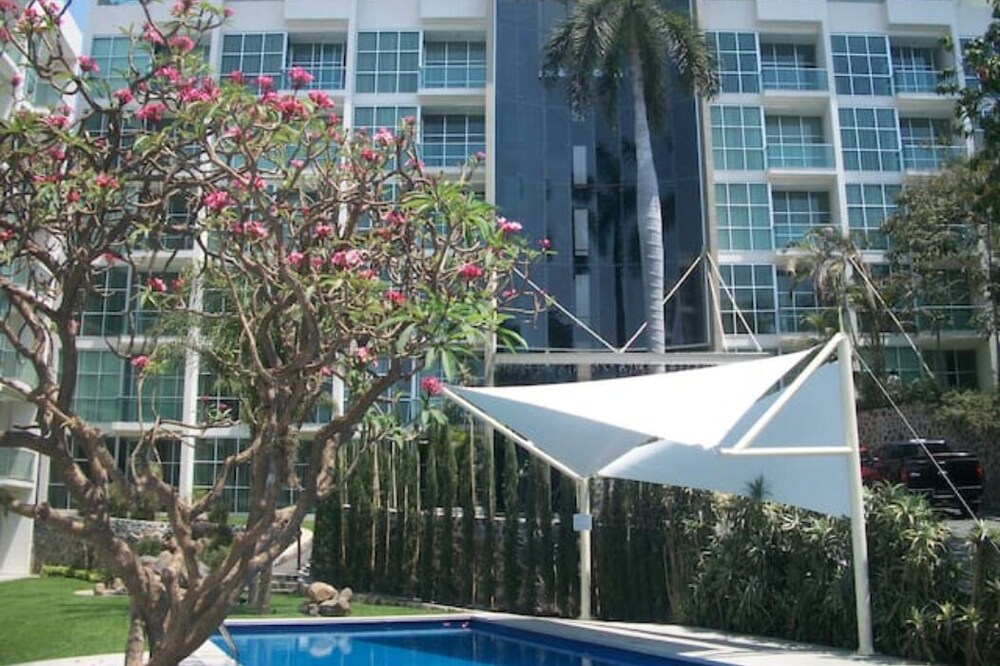 WELL LOCATED LOFT WITH GREAT VIEWS OF CUERNAVACA VALLEY.