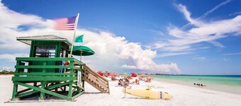 2BD/2BTH apartment, fenced in yard.  10-minute drive to beautiful Siesta Beach. 