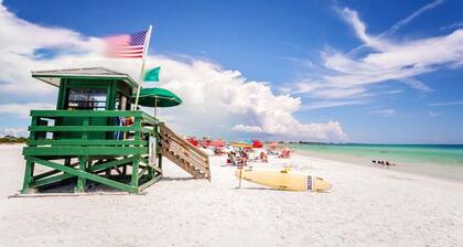 2BD/2BTH apartment, fenced in yard. 10-minute drive to beautiful Siesta Beach.