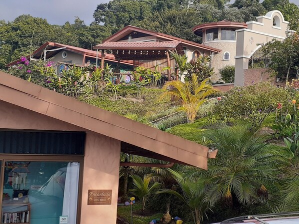 Une maison d’hôtes appelée « Encantada », dotée d’un jardin et offrant une vue sur le paysage environnant.