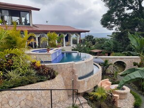 Una piscina al aire libre, una piscina climatizada