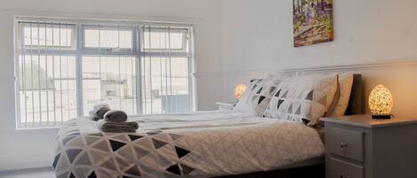 5 bedrooms, free WiFi, bed sheets