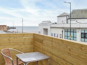 Outdoor dining - South Side Apartment (Bridlington)