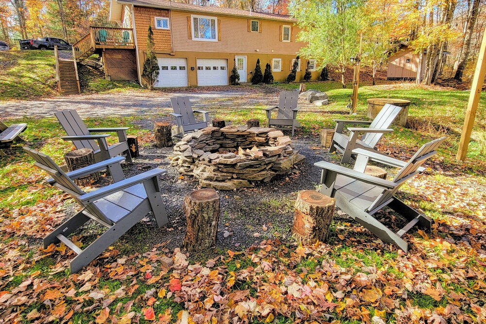 Secluded Cabin with Hot Tub and 10 Acres of Woods