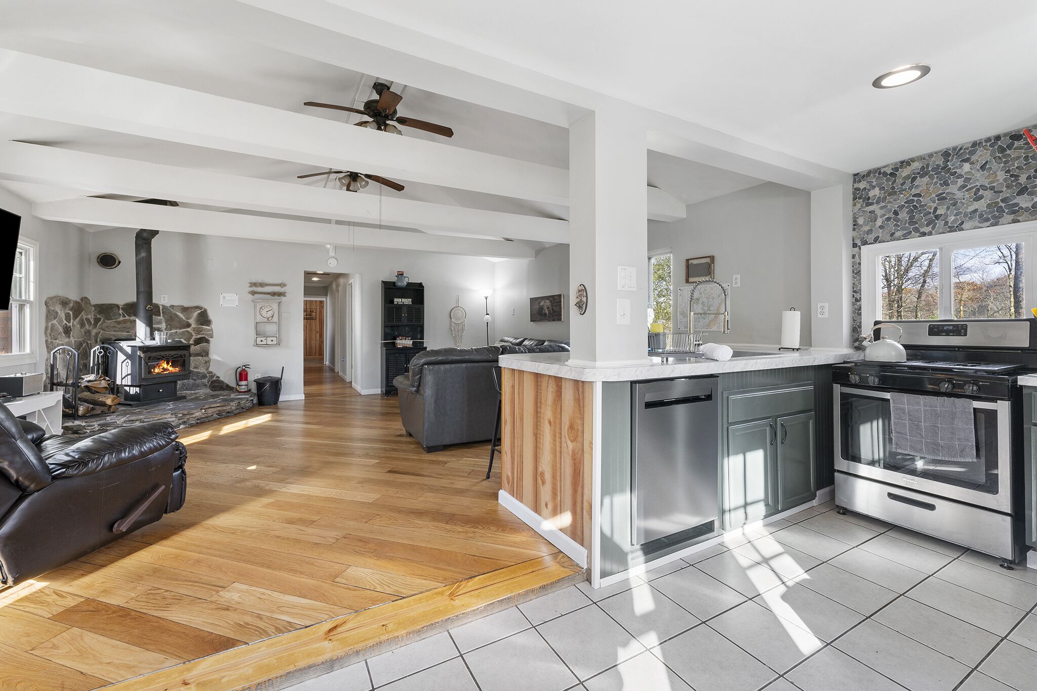 Secluded Cabin with Hot Tub and 10 Acres of Woods