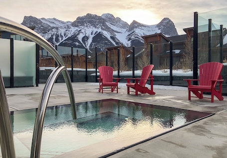 Pool. Luxury Escape in Canmore!