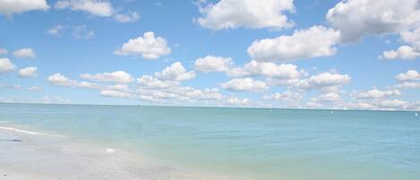 Chaises longues, serviettes de plage