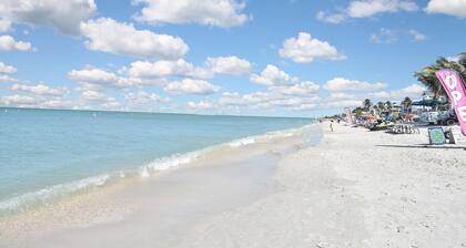 Penthouse Tranquility - Spectacular Views of the Gulf and back waters.