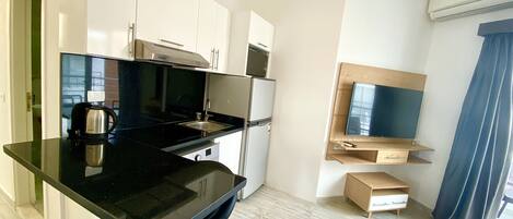 冷蔵庫、電子レンジ、調理器具と食器