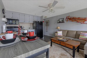 Smart TV - ML 111: Stylish Hideaway | Perfect Daycamp for Ski Day &  Nights (Snowshoe)