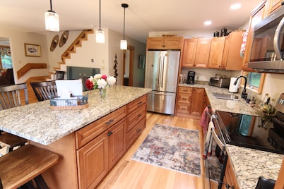 Ski, hike, swim or relax with family & friends in this nature lovers delight!