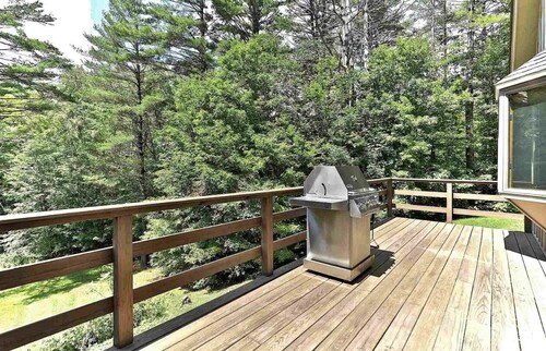 Ski, hike, swim or relax with family & friends in this nature lovers delight!