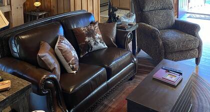 Cozy Log Cabin Near the Parkway