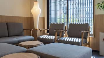 Coin salon dans le hall